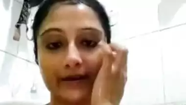Sexy Desi XXX girl shaving her pretty pussy on selfie cam