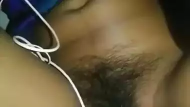 Bengoli bhabhi ki chut me gaajar ghusayi ja rhi h pati k dwara