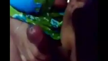 Sexy married woman sucking a desi penis