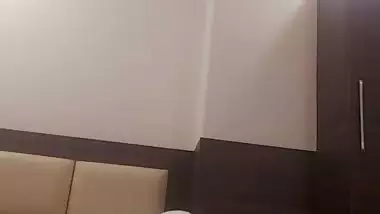 Big guy crushes his sexy GF in bed in a hotel sex MMS