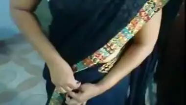Indian aunty puts on her sari