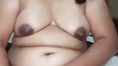 Mature South Indian Aunty Dildoing With Veggie