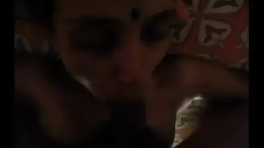 Indian bhabhi sucks cock until she gets satisfied