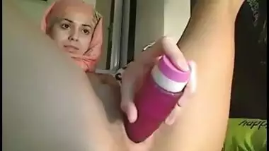 College slut plays with her cum-hole and butt to please her viewers