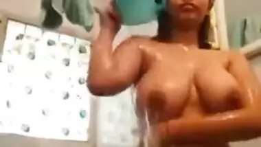 Desi hot girl bathing big Ass and boobs