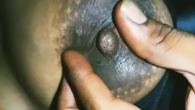 India Mengandung Tetek Bersusu