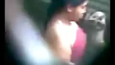 Bangladeshi bhabhi expoing big boobs while bathing