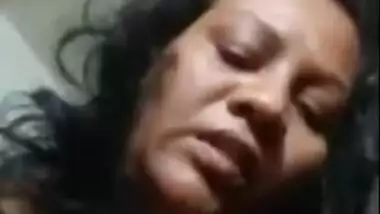 Desi fatty aunty open her dress