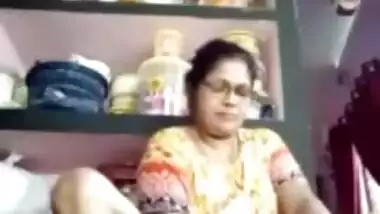 Desi mature aunty in saree live dirty pussy XXX show video