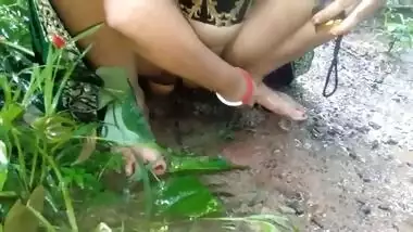 Desi Mom Outdoor Risky Public Pissing And Masturbate With Cucumber XXX