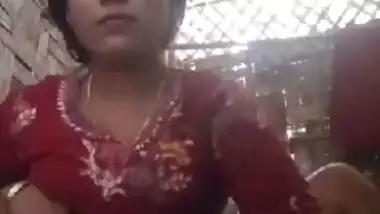 Dehati Bangla lady fingering her chut MMS clip