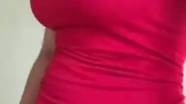 Hot Desi Babe Showing Navek & Cleavage