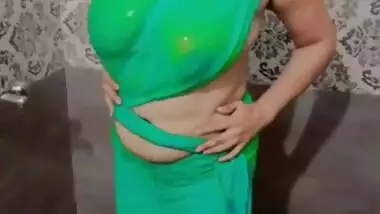 No bra,huge melons