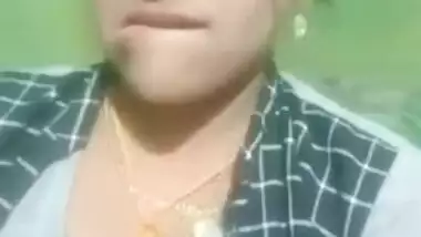 Horny Bhabhi provocatively displays her XXX Desi pussy on camera