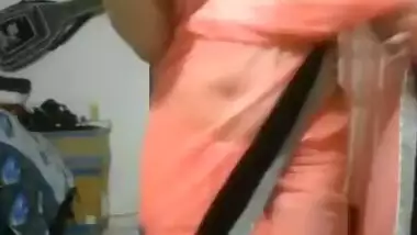 Desi babe aaliah on cam in saree without blouse shows boob pussy and ass