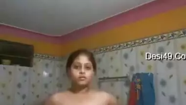 Desi Bhabhi Shows Her Big Boobs