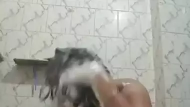 Desi Hot Bhsbhi bathing vdo