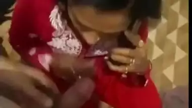Nasty Desi XXX housewife giving a wet blowjob to her house owner MMS