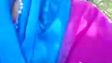 Desi aunty handjob in park
