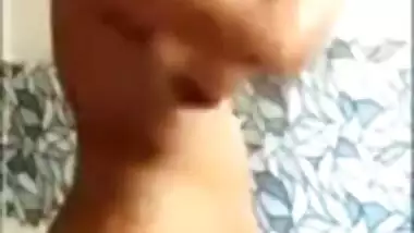 XXX-shaped body of Indian woman looks amazing on camera after shower