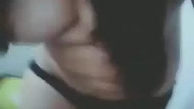 Indian chick finds a way to earn money without having chudai