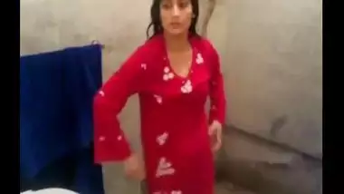 Desi girlfriend Saleena self made bathroom video exposed