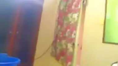 Sexy Real Paki Mature Milf Oiling & Wetting Herself On Cam