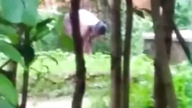 Desi bhabi aunty caught having shower outdoor