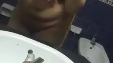 Desi girl showing her nude mirror selfie