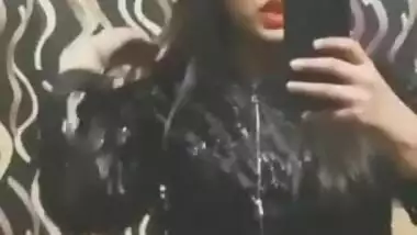 Desi Famous tiktoker Manahil Malik video and nudes