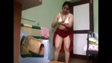 Desi mom(maa) wearing saree