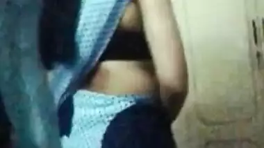 Aunty In Sleeveless Saree.