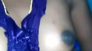 Desi bhabi show her big boobs