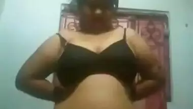 Desi Boudi Big Boobs Show With Huge Boobs