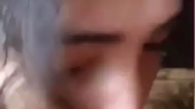 Nude Desi cock lover gives a XXX blowjob and looks into camera MMS