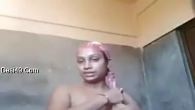 Today Exclusive- Desi Boudi Record Her Bathing Video For Lover