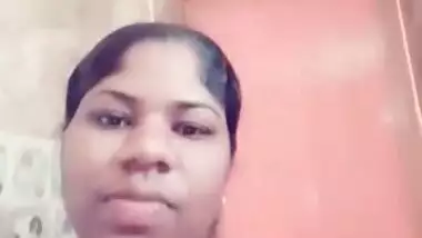 Horny bhabi fingering