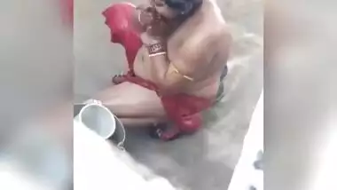 Aunty Bathing Outdoor Spy Clip
