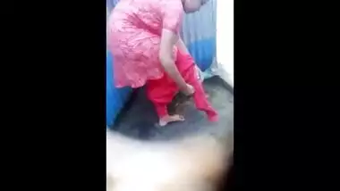 Desi teen showing her sexy gand after the bath