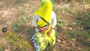 Amateur Desi chubby aunty masturbating outdoors on XXX cam