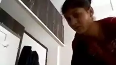 Desi hairy pussy showing her pussy during dress change