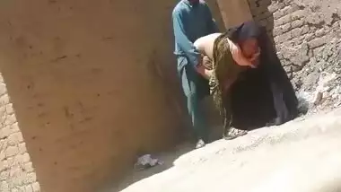 Pakistani outdoor sex video with a neighbor aunty! Real XXX