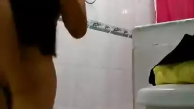 During relax in bathroom naked Desi teen records quick solo XXX clip