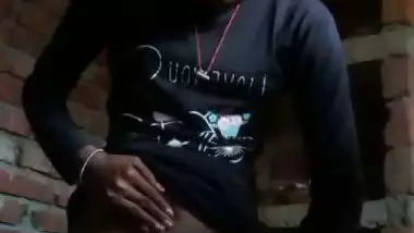 Dehati sex girl shaving pussy in standing state