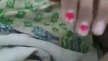 Sexy Indian bitch showing hairy chut