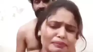 Husband bangs his nude wife’s pussy in the desi sex video