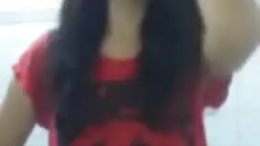 Indian Girl showing boobs saying “mujhe toh yaad hi nahi main bra nahi pahni hu”