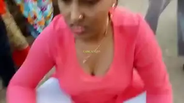 Desi wife cleavage captured by spycam in market