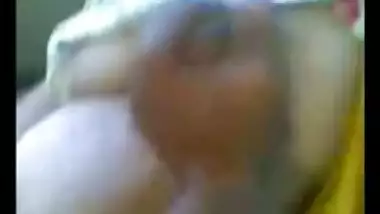 Smart Mature Indian Aunty Boobs Show in CAR