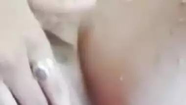 Young Desi XXX slut fingering her teen pussy on camera